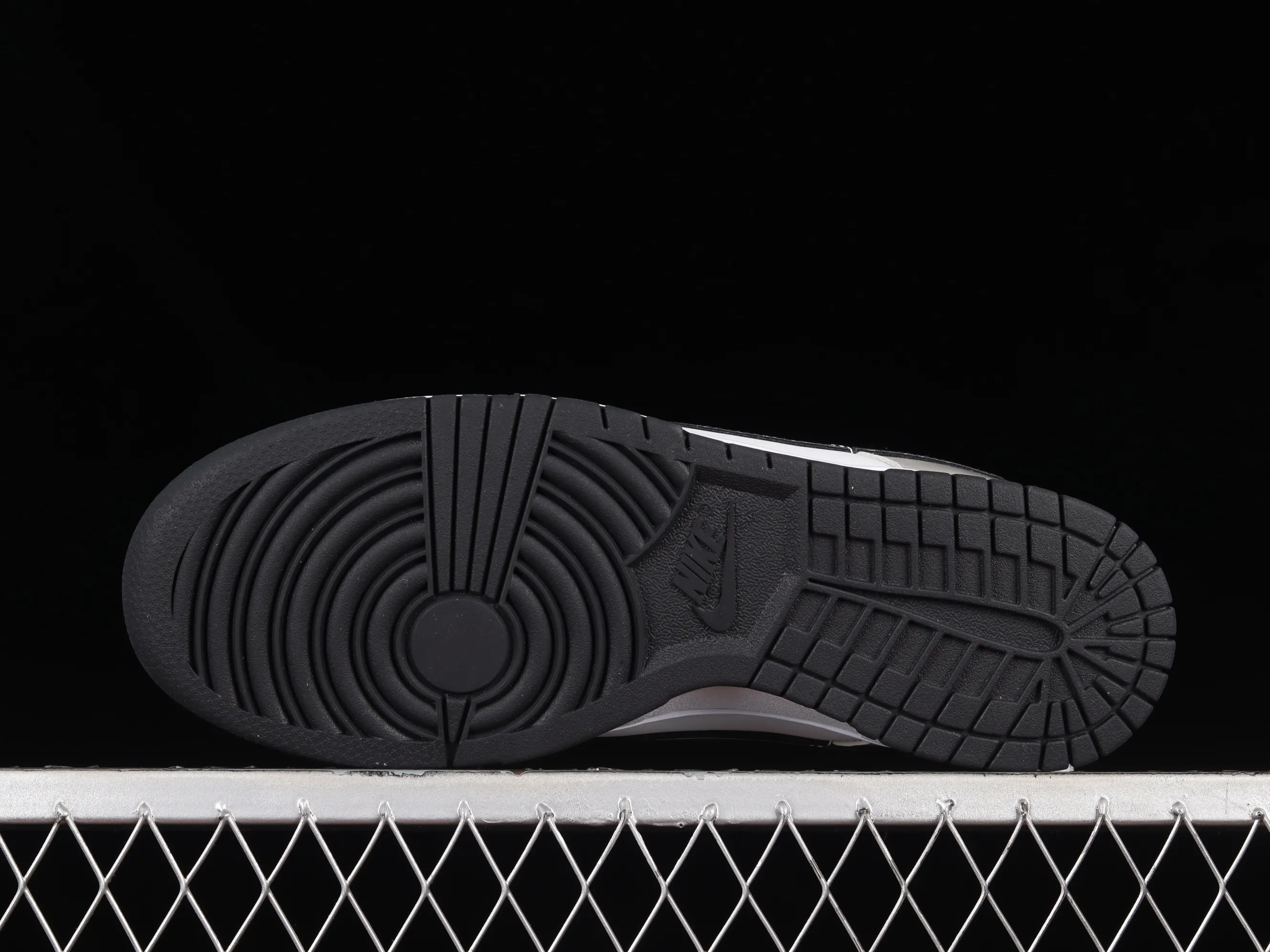 All Categories Nk SB Dunk Series Nk SB Dunk Low Low-top sneakers C version Nk Dunk Low "Light Iron Ore" Patent leather gray SB low-top sports and leisure sneakers DQ7576-001